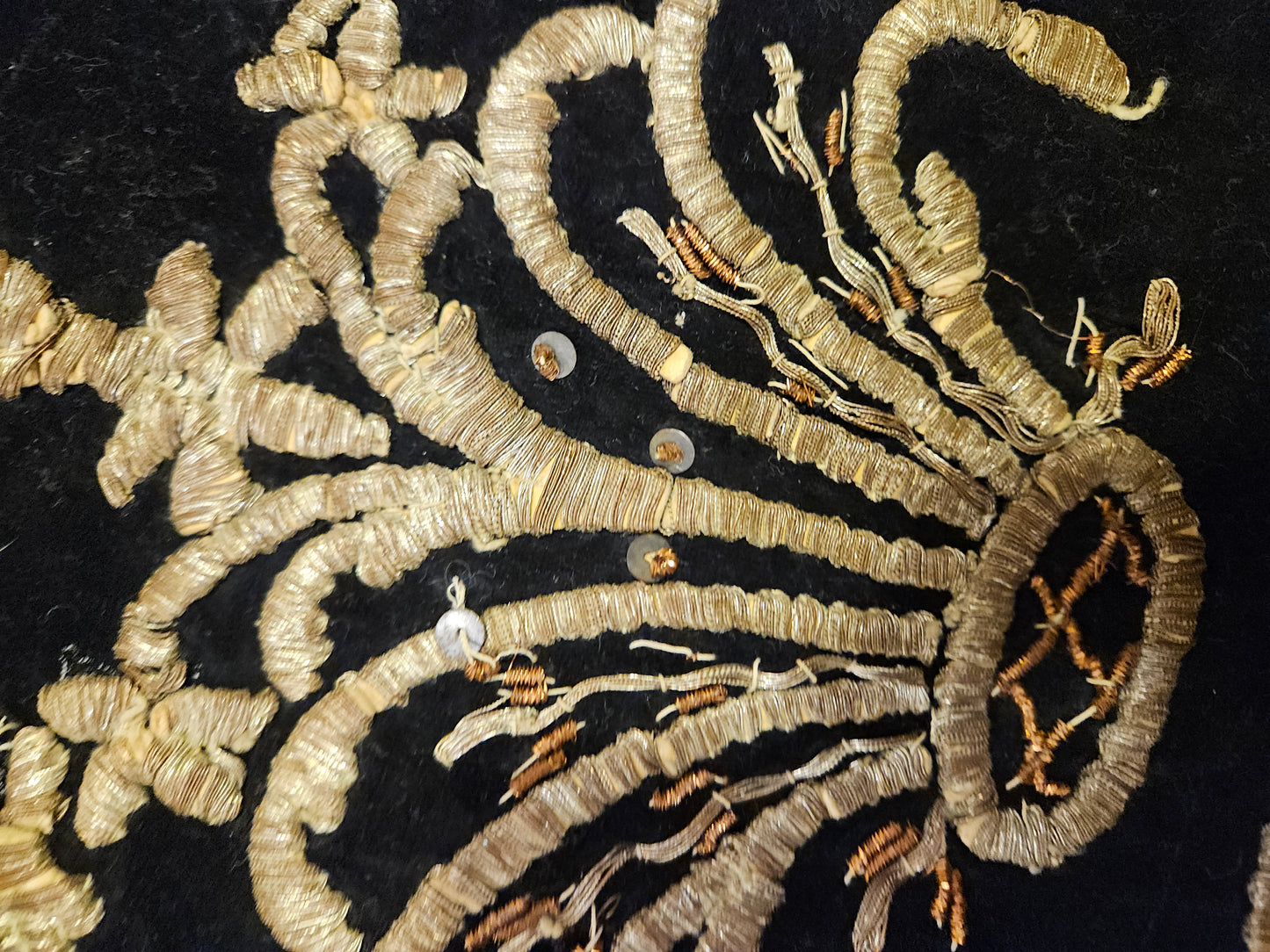 tel kırma işlemeli kadife yastık