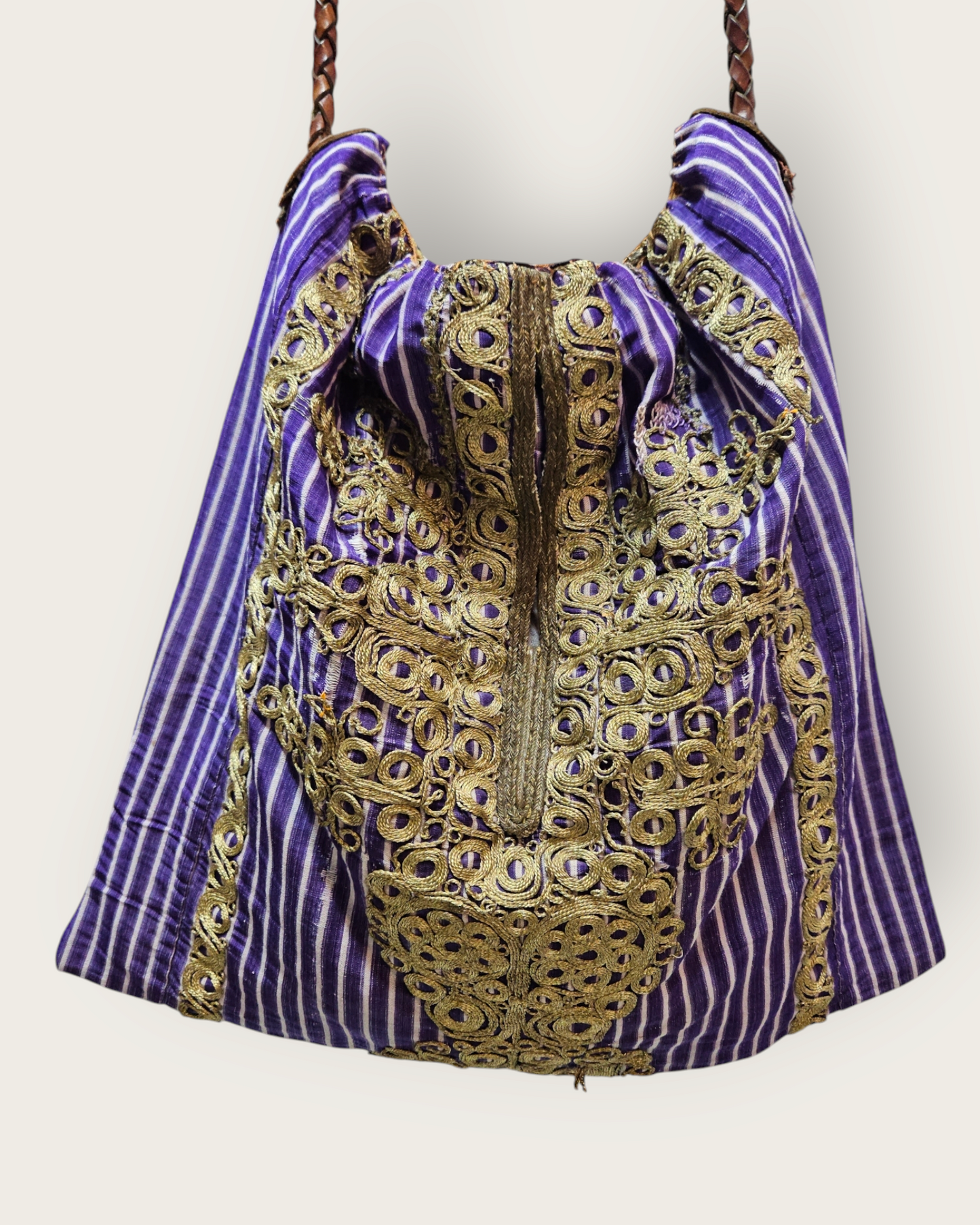 Kutnu, Embroidered and Leather Handle