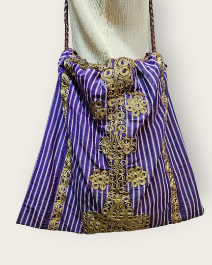 Kutnu, Embroidered and Leather Handle