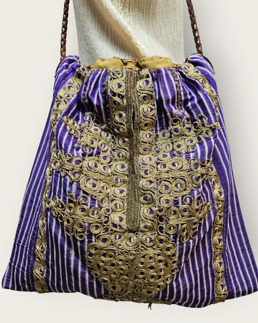 Kutnu, Embroidered and Leather Handle