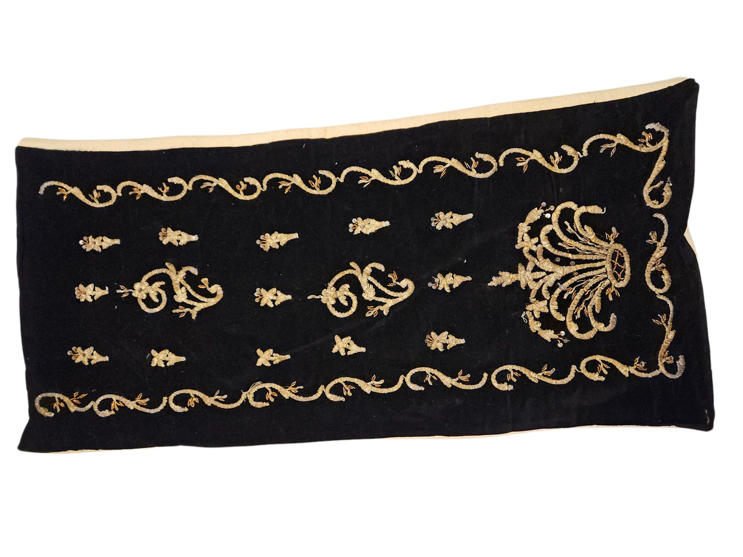 tel kırma işlemeli kadife yastık